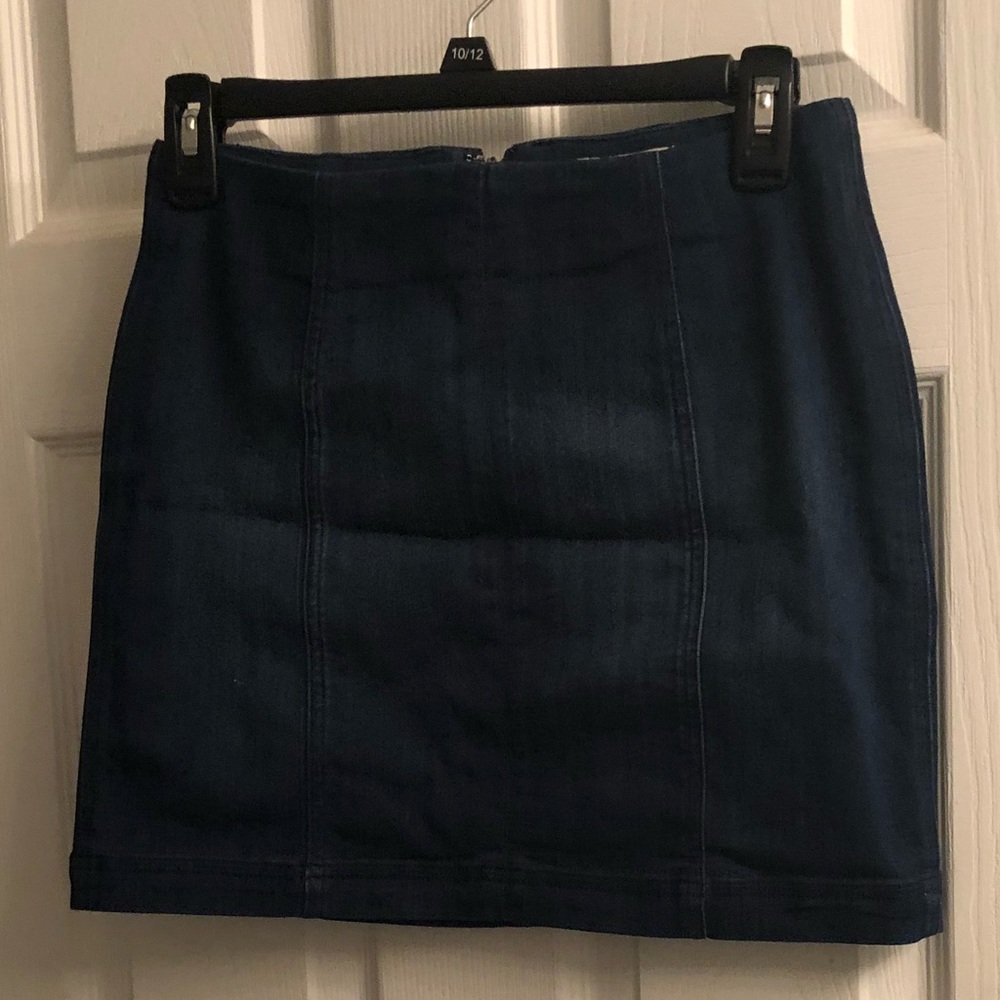 Stretchy denim skirt